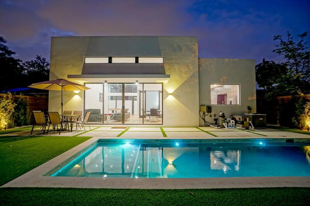 Design House -Heated Pool -Big Yard -Gated Parking Villa Miami Bagian luar foto